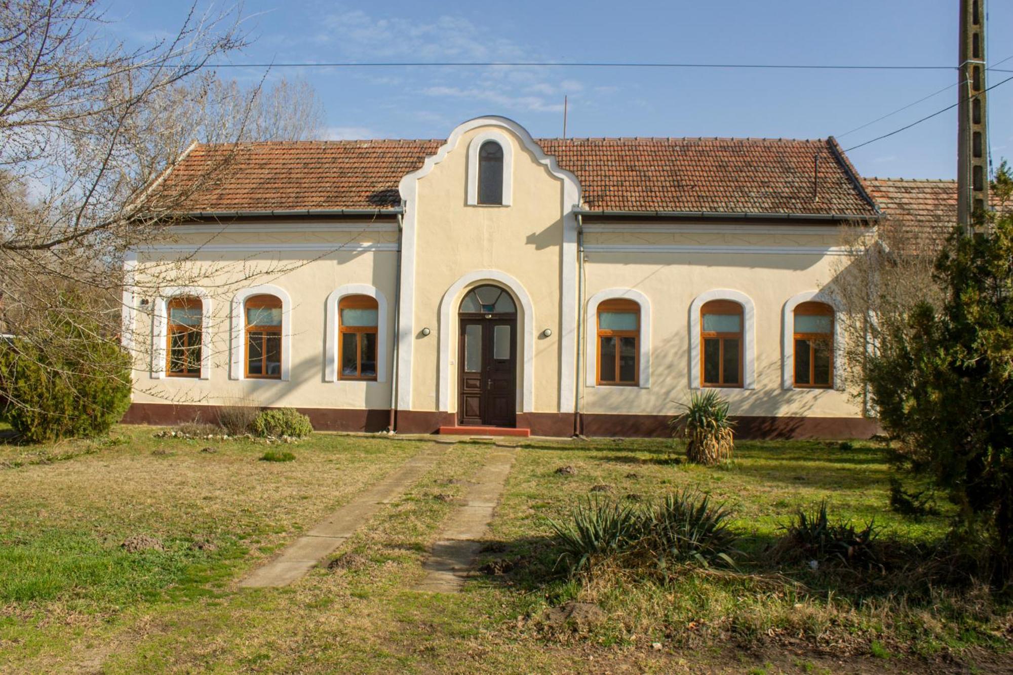 Villa Flora Кишкунмайша Екстериор снимка